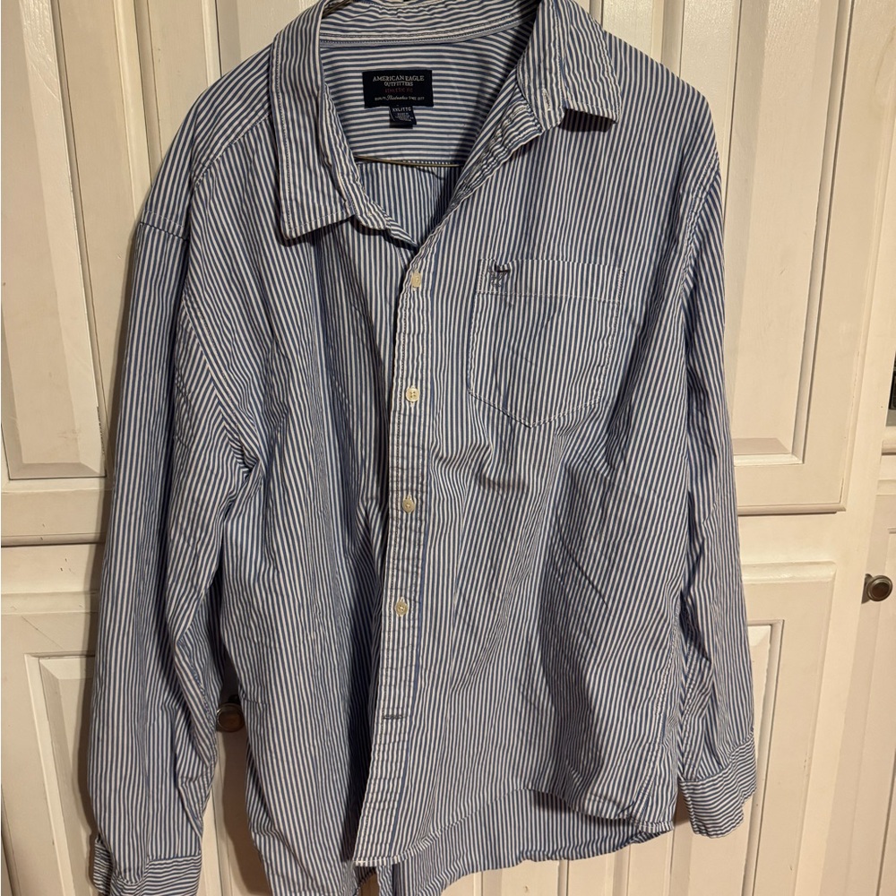 American Eagle Outfitters Men's Blue and White Striped Shirt